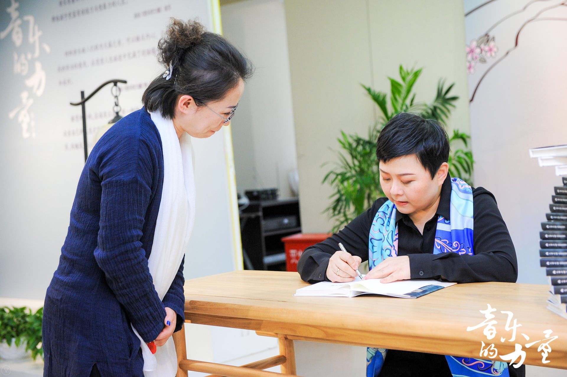 菲蓓爾品牌創(chuàng)始人、《音樂的力量》作者馬駿現(xiàn)場進行新書簽售