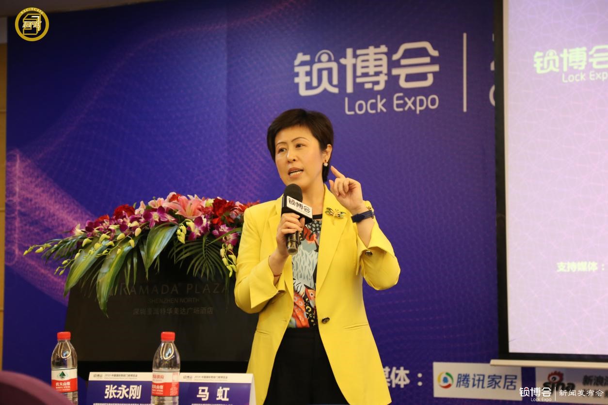 (住房和城鄉(xiāng)建設(shè)部IC卡應(yīng)用服務(wù)中心主任、全國(guó)智能建筑及居住區(qū)數(shù)字化標(biāo)準(zhǔn)化技術(shù)委員會(huì) 副主任委員馬虹現(xiàn)場(chǎng)回答媒體問題)