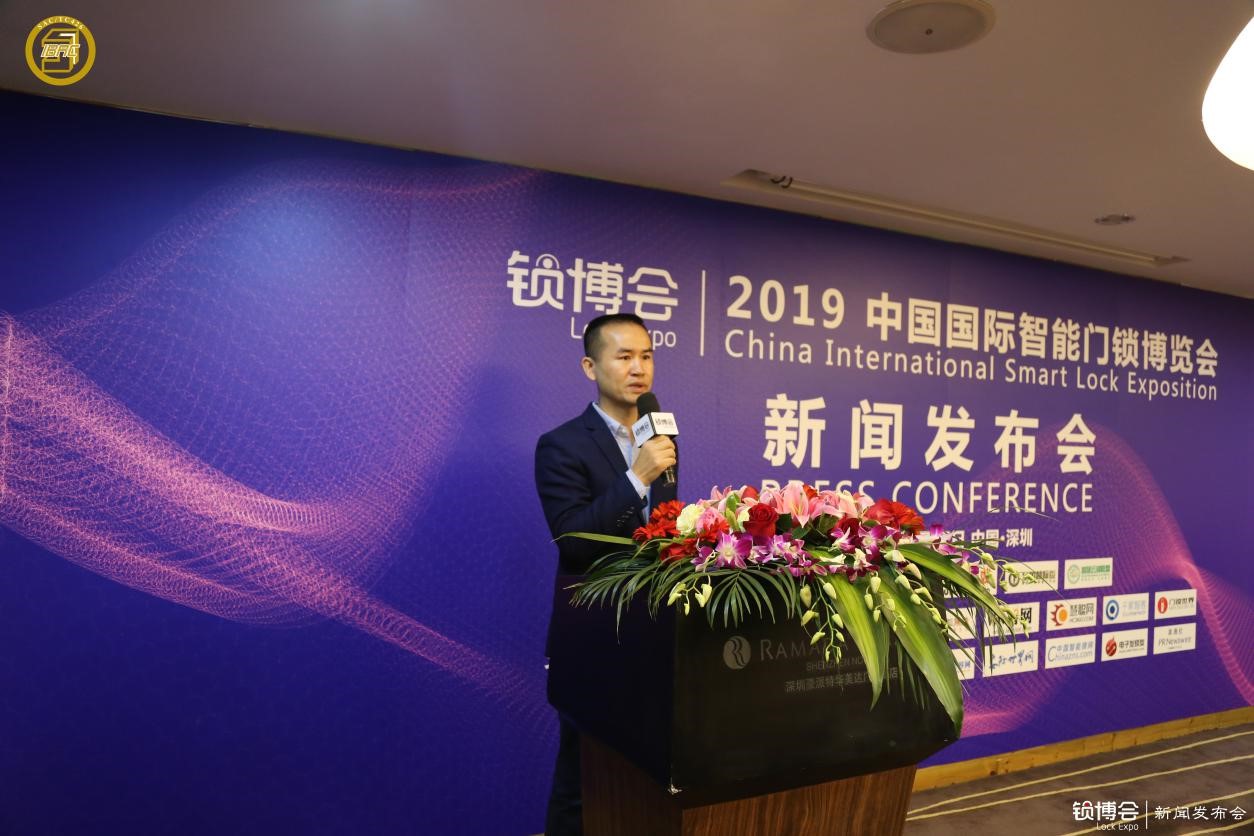 (深圳市物聯(lián)傳媒有限公司總經(jīng)理?xiàng)顐テ娆F(xiàn)場(chǎng)回答媒體問題)