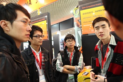 展臺現場入圍者們正在與志同道合的開發同仁們面對面交流