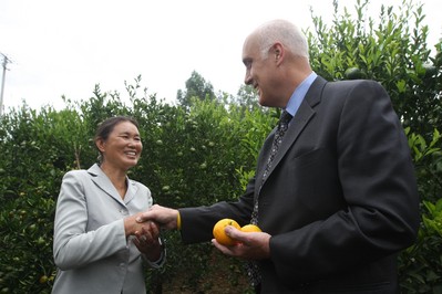 沃爾瑪中國公司事務高級副總裁博睿（右）考察大理項目基地，并與農(nóng)戶和受資助婦女進行深入交流，了解他們的需求。