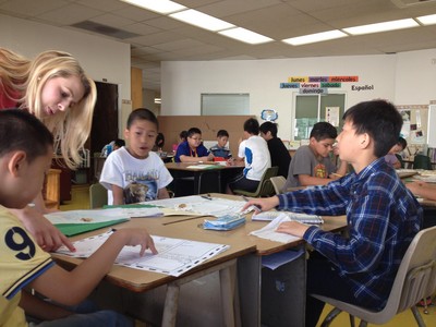 北京新東方國際游學(xué)的孩子們深入國外學(xué)校課堂，分組互相討論完成課堂作業(yè)