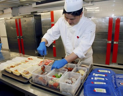 未經食用的食物由會展管理公司的廚師將捐贈的食物以急凍方法處理，再把食物交由“惜食堂”回收到中央廚房