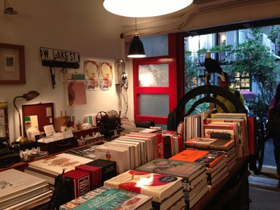 與其說好樣本事是家書店，不如說是一間生活店，熱愛旅行的女老板從全世界淘來生活物件與客人們分享