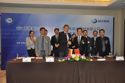 TUV 南德意志大中華集團總裁兼首席執行官Dirk von Wahl先生（左）與上海航天汽車機電股份有限公司總經理徐杰先生（右）簽約