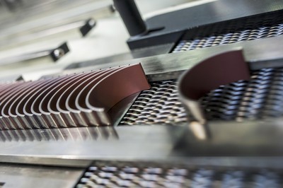 高分子涂層發動機軸瓦 IROX(R) 可以在高效增壓直噴發動機上承受較高的機械載荷，并解決啟停式發動機頻繁重啟導致的潤滑難題。