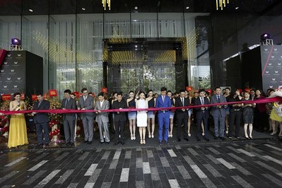 從左到右：Brian Segrave, 廣州W酒店總經理；劉偉立，喜達屋酒店與度假村集團亞太區資深副總裁，設計與工程籌劃；Paul James羅健，W 全球酒店、瑞吉酒店與度假村及豪華精選全球品牌領導人；錢進，喜達屋酒店與度假村集團 大中華區總裁；Stephen Ho何國祥，喜達屋酒店與度假村國際集團亞太區總裁；影星高圓圓和吳彥祖；孔健濤，合景泰富房公司執行董事兼行政總裁；孔健楠，合景泰富房公司執行董事兼執行副總裁；徐錦添，合景泰富公司執行董事、首席財務官兼公司秘書；李建明，合景泰富公司執行董事、集團運營管理部副總裁兼華南片區總經理；黃薇陵，合景泰富酒店投資發展部總監及園林設計部總監。