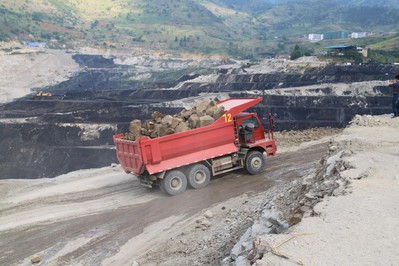 一輛滿載的U型寬體礦用自卸車在普陽煤礦作業