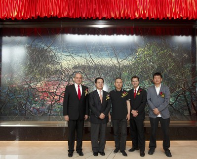 靜安香格里拉大酒店特邀中國(guó)當(dāng)代藝術(shù)大師曾梵志及周春芽先生為他們給酒店特別創(chuàng)作的藝術(shù)品揭幕。（圖片左起：香格里拉酒店集團(tuán)總裁兼首席執(zhí)行官 -- 凱杜根先生，嘉里集團(tuán)中國(guó)董事長(zhǎng) -- 黃小抗先生，曾梵志先生，靜安香格里拉大酒店總經(jīng)理 -- 艾博睿先生，周春芽先生）