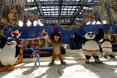 DreamWorks動畫人物于星期日在金沙城中心舉行的“金光大道度假區(qū) ─ 體驗(yàn)夢工場”啟動儀式上與大批圍觀的訪客見面。圖片由Graham Uden提供。