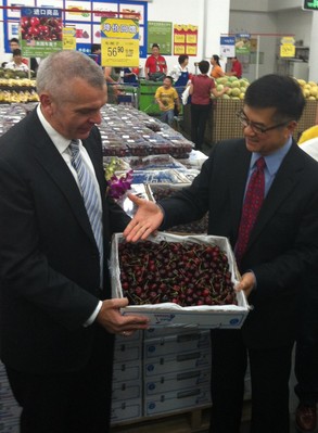 山姆會員商店首席運營官文安德與美國駐華大使駱家輝一起在北京亦莊山姆會員商店促銷美國西北櫻桃。