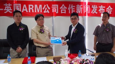 英國ARM公司亞太區項目經理杜昕先生為達內CEO韓少云先生頒發培訓合作伙伴授權牌