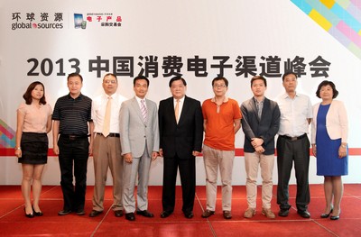 主辦方環球資源首席執行官區乃光先生（左四）、環球資源中國內貿發展部副總裁任麗峰女士（右一）與美國布魯克斯東公司 (Brookstone) 遠東區總裁陳永龢先生（中）及其他與會嘉賓在“2013中國消費電子渠道峰會”上合影。