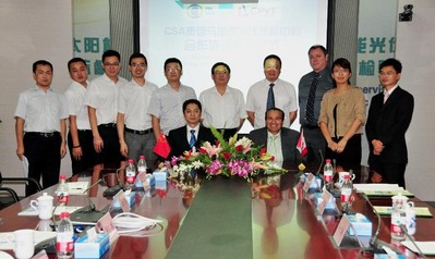 CSA 集團(tuán)與國家太陽能光伏產(chǎn)品質(zhì)量監(jiān)督檢驗(yàn)中心簽署光伏領(lǐng)域合作協(xié)議。前排左至右：國家光伏質(zhì)檢中心主任吳建國先生（圖左）CSA 集團(tuán)總裁兼首席執(zhí)行官 Ash Sahi 先生 （圖右）；后排：CSA 集團(tuán)與國家太陽能光伏產(chǎn)品質(zhì)量監(jiān)督檢驗(yàn)中心工作人員