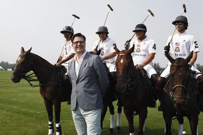 瑞吉酒店及度假村、豪華精選酒店及度假村和W酒店全球品牌領導人羅健（Paul James）先生與瑞吉品牌贊助球隊美國隊球手合影