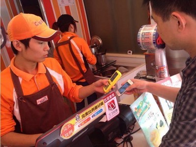 CoCo都可茶飲店員為使用優惠券的顧客驗證