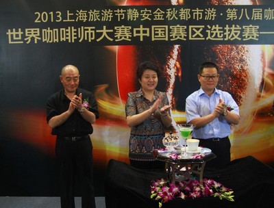 中間人物：上海市旅游局 副局長 程梅紅  左邊人物：上海梅龍鎮廣場有限公司 董事、副總經理 陸宏慶  右邊人物：區人大副主任，區總工