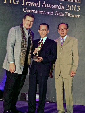 新加坡文華大酒店經理 Danny Wong 先生接受「新加坡最佳城市旅館 (Best City Hotel - Singapore)」獎。