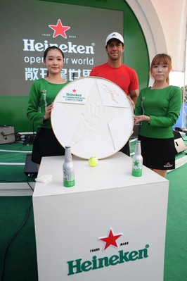 球員沃達(dá)斯科賽后來(lái)到喜力啤酒花園與球迷零距離見(jiàn)面，并留下他的手印與簽名。