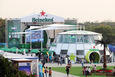 賽場邊的喜力啤酒花園吸引了眾多球迷參與互動游戲，駐足小憩觀看現場樂隊演出。