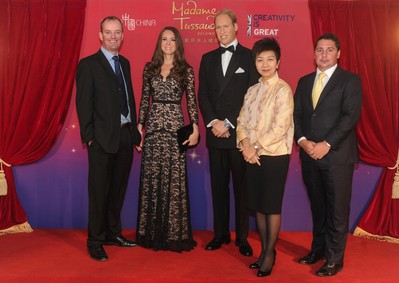 默林娛樂集團全球業務拓展與并購常務董事Steve Shears以及亞洲業務拓展總監Barry Cox與 SOHO中國總裁閻巖女士一同和英國劍橋公爵夫婦