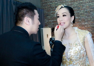 以自然堂親蜜亮彩唇膏筆蜜桃柔粉色打底，用蔓莓靚紅色疊加，唐毅為鐘麗緹打造女神唇妝