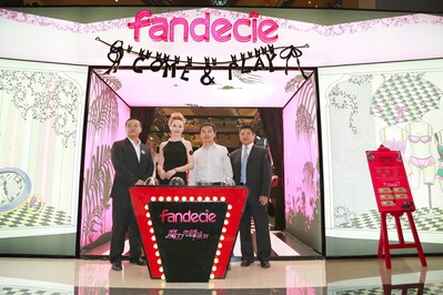 瑞麗當(dāng)家名模 AYUKI與京基百納商業(yè)有限公司深圳KKMAL店總經(jīng)理張志斐，安莉芳深圳事業(yè)部總監(jiān)戴峻松，安莉芳深圳辦事處經(jīng)理周帥、共同為芬狄詩(shī)POP UP STORE藝術(shù)概念店開(kāi)幕