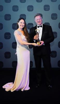 新加坡濱華大酒店總經(jīng)理 Kurt Wehinger （右）代表君華酒店集團和新加坡濱華大酒店領取2013年世界豪華酒店獎