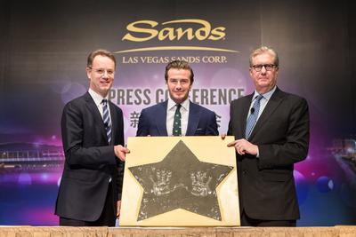 金沙中國有限公司及濱海灣金沙的管理層與全球風(fēng)雲(yún)人物<br />大衛(wèi).碧咸一同出席星期五於澳門威尼斯人舉行的新聞發(fā)佈會。<br />拉斯維加斯金沙集團與 Beckham Ventures 於該新聞發(fā)佈會上<br />宣佈成為亞洲合作伙伴。 <br />左至右：新加坡濱海灣金沙總裁兼首席執(zhí)行官喬志.騰、<br />大衛(wèi).碧咸、金沙中國有限公司總裁兼行政總裁愛德華.卓思 