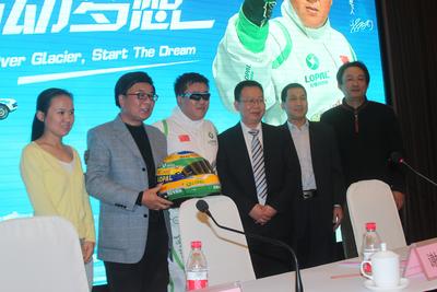 從左依次：搜狐網新聞副總編周蓉、中央電視臺著名主持人韓喬生、飛越車手謝雨均、活動主辦方 -- 江蘇龍蟠石化總經理石俊峰、活動協辦方 -- 黑龍江省黑河市旅游局常務副局長張寶紅、活動支持方 -- 江蘇大唐靈獅廣告有限公司總經理吳綱