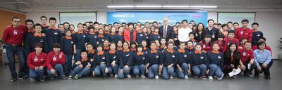 中國青少年發展基金會秘書長涂猛先生，百年職校發起人和理事長姚莉女士，沃爾瑪中國公司事務高級副總裁博睿等嘉賓在“沃爾瑪零售人才職業培訓課程” 開課典禮上與師生代表一起合影。