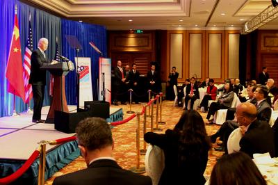 美國副總統拜登在早餐會上演講