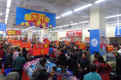 眾多市民在剛剛開業(yè)的沃爾瑪廣西來(lái)賓桂中大道店<br />搶購(gòu)各種實(shí)惠商品